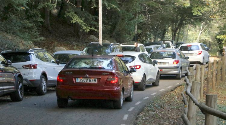 Cues per intentar arribar a l'aparcament del pantà de Santa Fe. ACN