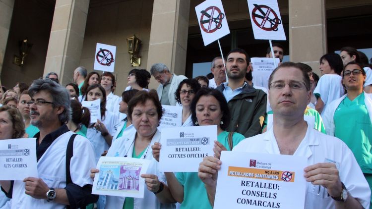 Un centenar de metges s'han concentrat aquest matí davant l'Hospital Josep Trueta © ACN