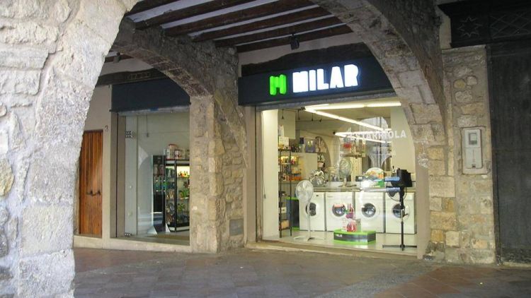 Imatge d'un comerç situat al nucli antic de Besalú © AG