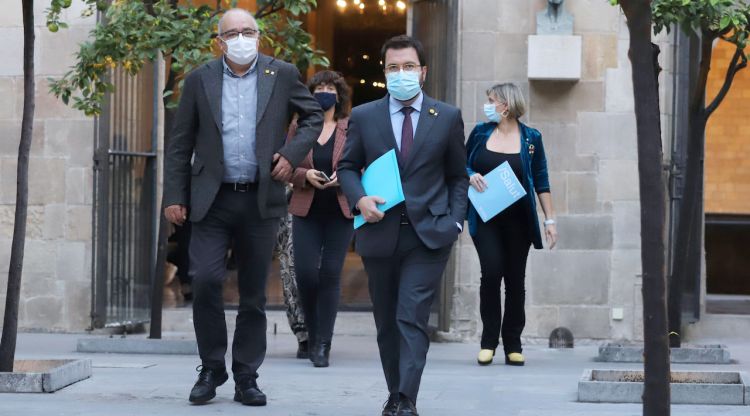 Pere Aragonès es dirigeix a la reunió del consell executiu extraordinari d'avui amb el conseller d'Educació Josep Bargalló