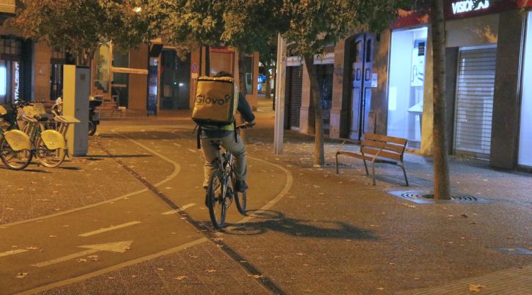 Un repartidor de menjar a domicili durant la primera nit de toc de queda a Girona. ACN