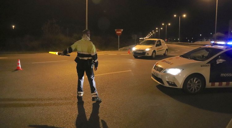 Un control dels Mossos d'Esquadra a la T-11, a Tarragona, minuts després d'entrar en vigor el toc de queda. ACN