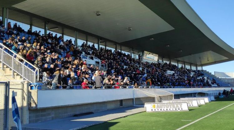 Públic en un partit entre la UE Figueres i el Peralada el passat gener