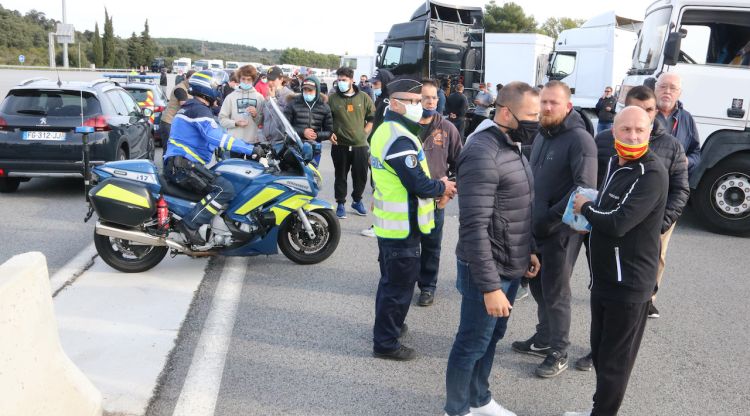 Els concentrats a l'entrada del Voló per l'autopista bloquejant l'accés. ACN