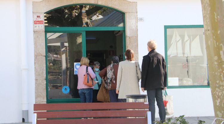 Unes persones fent cua per comprar a la peixateria del Port de la Selva, aquest matí. ACN