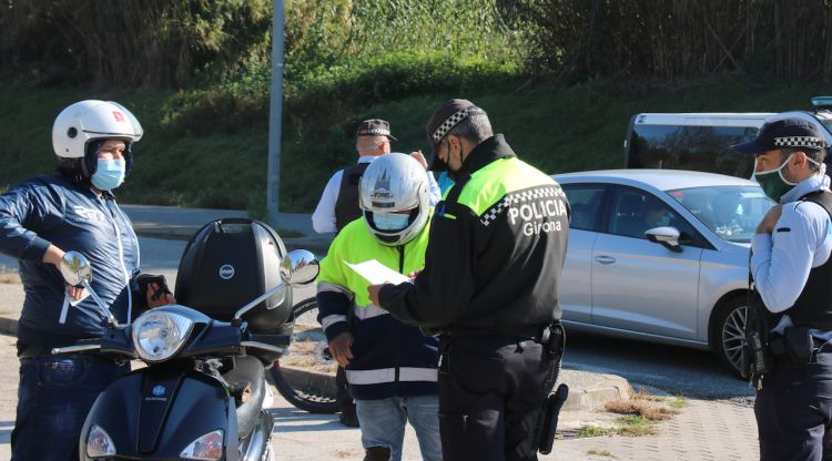 Un policia multant un motorista en el control que s'ha fet aquest matí. ACN
