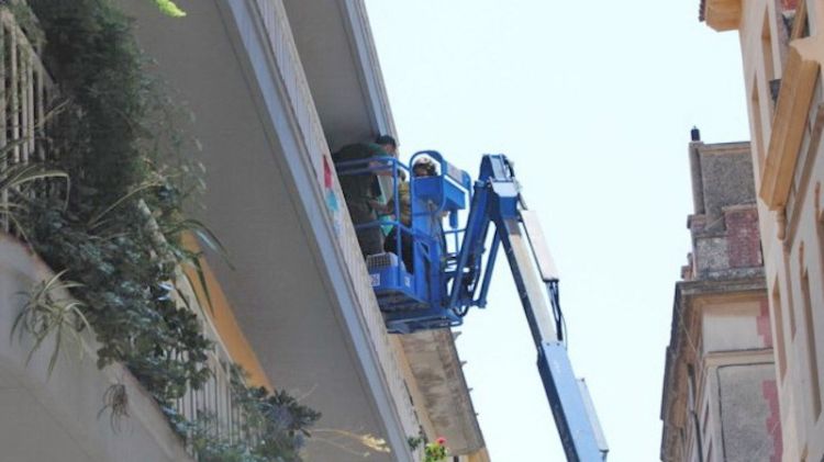 Els desallotjats han estat evacuats pel balcó amb l'ajuda d'un elevador © AG