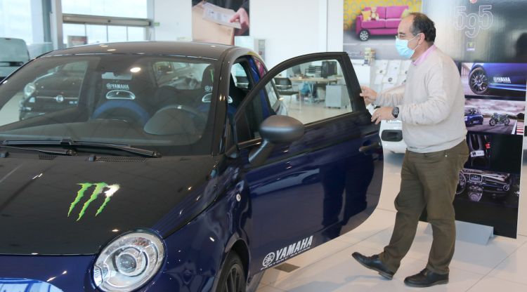 Un comprador entrant en un cotxe en un concessionari de Figueres. ACN