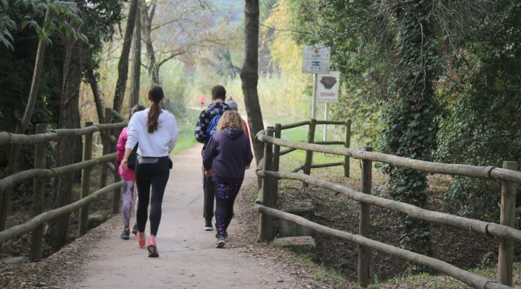 Una família caminant pel Carrilet passant de Girona a Quart, aquest matí. ACN