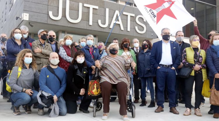 La mestra jubilada de Palafrugell, envoltada per als qui han anat a donar-li suport a les portes dels jutjats de la Bisbal d'Empordà. ACN