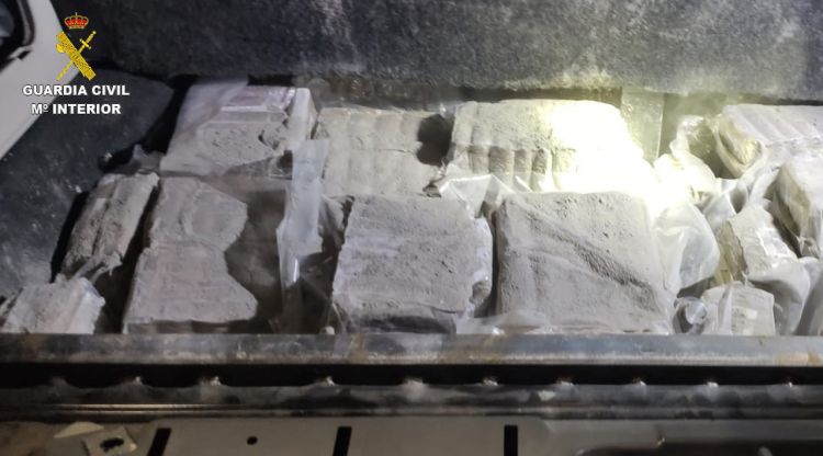 Imatge del maleter d'un monovolum on la Guardia Civil va trobar-hi 123 kg d'haixix