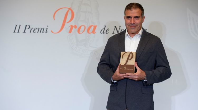 L'autor 'La casa de foc', Francesc Serés, amb el Premi Proa de Novel·la