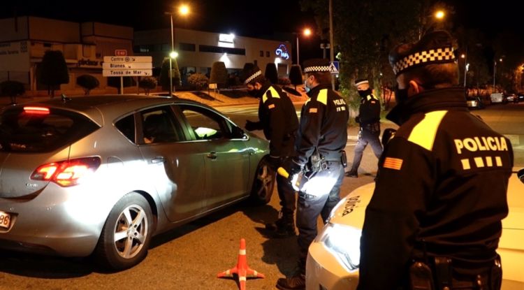 Agents de la Policia Local de Lloret de Mar durant el toc de queda