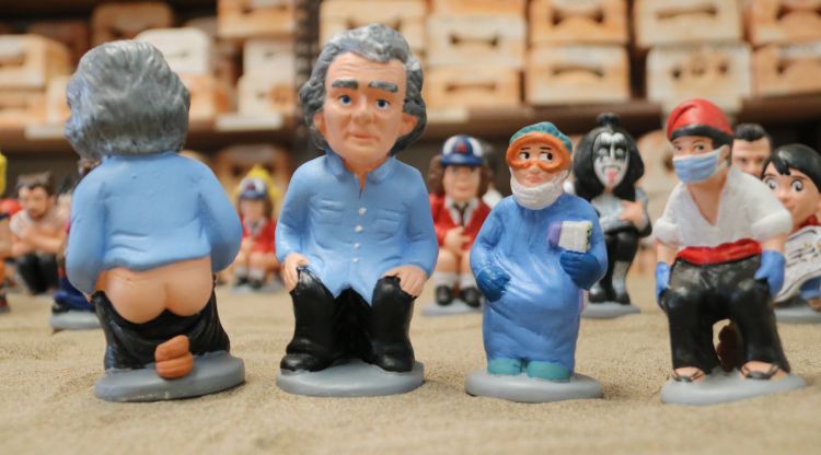 Fernando Simón, un sanitari i un català amb mascareta, algunes de les novetats del Caganer.com. ACN