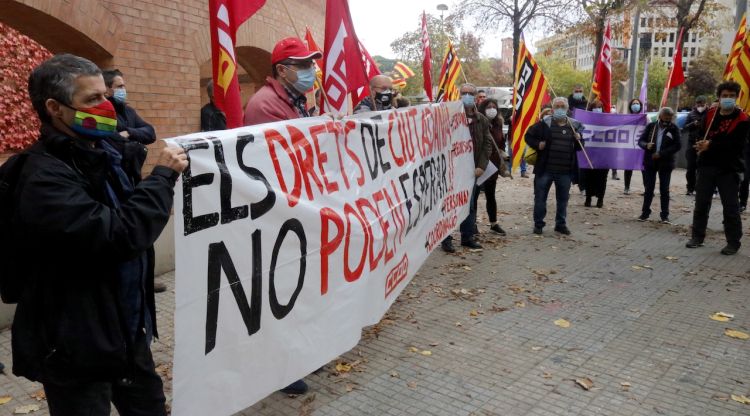 Un moment de la concentració que CCOO ha fet aquest matí al davant de la Subdelegació de l'Estat a Girona. ACN