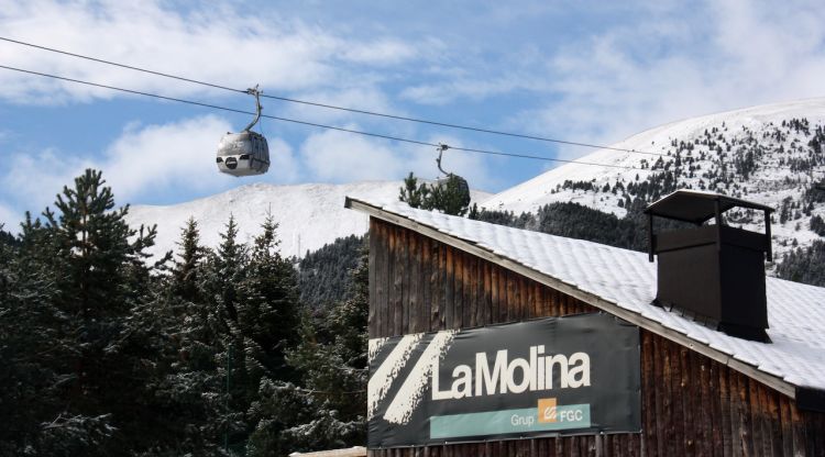 Un cartell indicatiu de l'estació de La Molina col·locat a l'exterior d'un edifici (arxiu). ACN