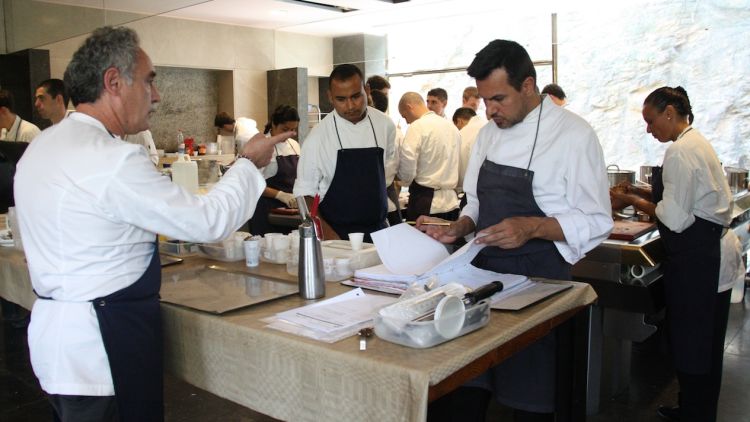 El xef Ferran Adrià treballant al restaurant El Bulli, a Cala Montjoi © ACN