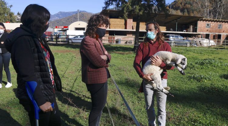 Al mig, la consellera Jordà conversant amb un ramader a Ripoll, aqueset matí. ACN