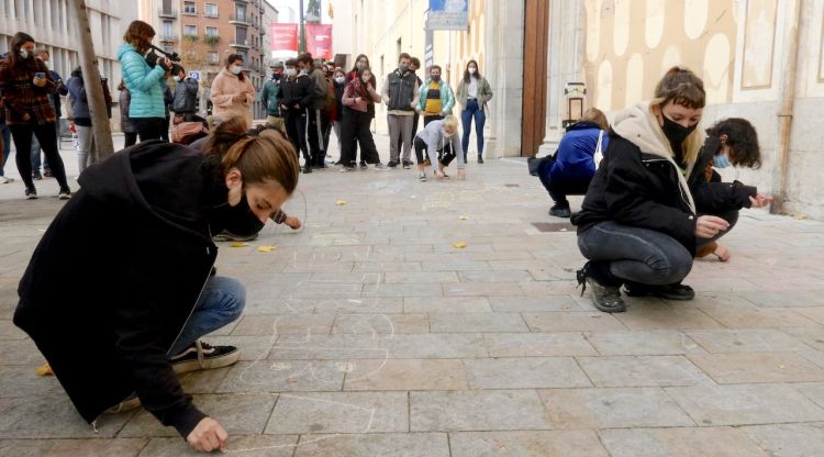 Els col·lectius emergents i membres del sector cultural gironí han escrit lemes amb guix davant la Casa de Cultura. ACN