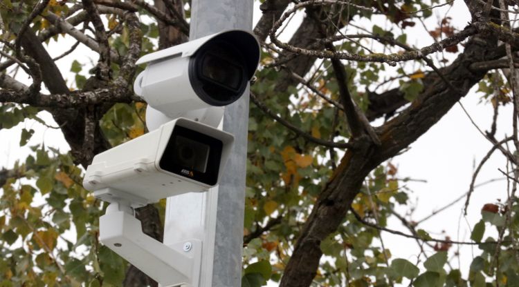 Una de les càmeres de videovigilància als accessos dels veïnats de Montagut i Camp de les Comes de Sant Juià de Ramis. ACN