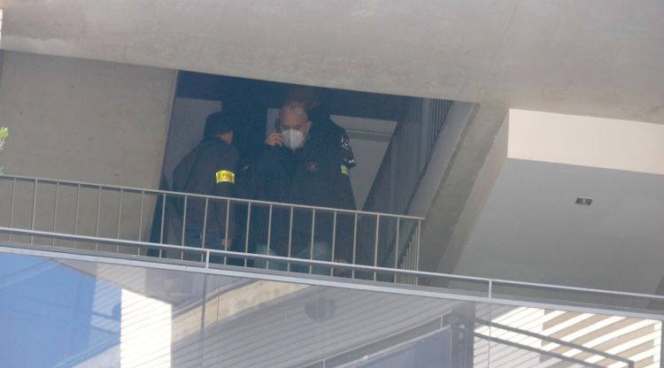Agents dels Mossos a l'edifici de Lloret de Mar on s'ha produït el crim. ACN