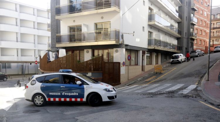 El cotxe amb el detingut arribant a l'edifici de Lloret de Mar on ha tingut lloc el crim. ACN