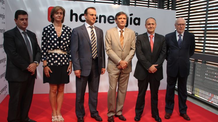 Foto de les autoritats que han participat a l'acte d'inauguració del gasoducte Serinyà-Figueres © ACN