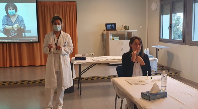 Una treballadora de la residència El Puig d'en Roca de Girona prenent-se una mostra PCR