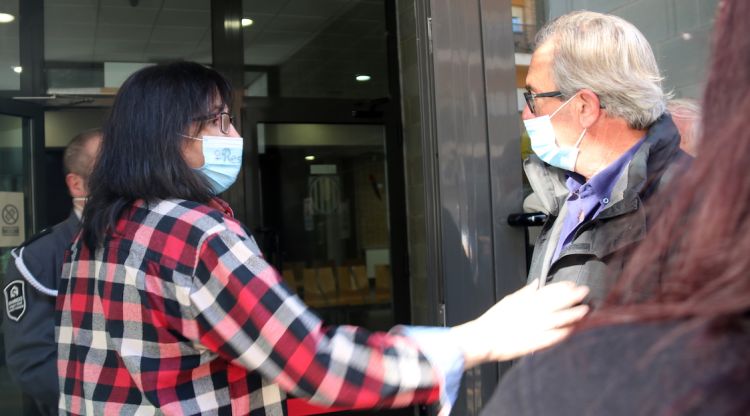 El matrimoni del mas de Ripoll abans d'entrar als jutjats de Ripoll. ACN