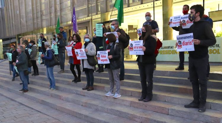 La concentració dels sindicats per reclamar més recursos al Departament d'Educació. ACN