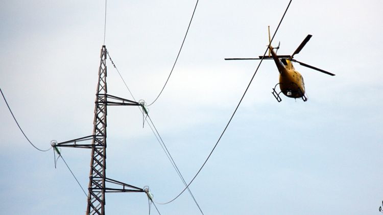 L'helicòpter fa revisions termogràfiques sobre l'estat de la línia elèctrica © ACN