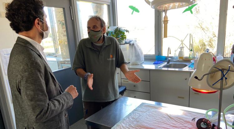 El conseller de Territori, Damià Calvet, visitant les noves instal·lacions del Centre de Fauna dels Aiguamolls