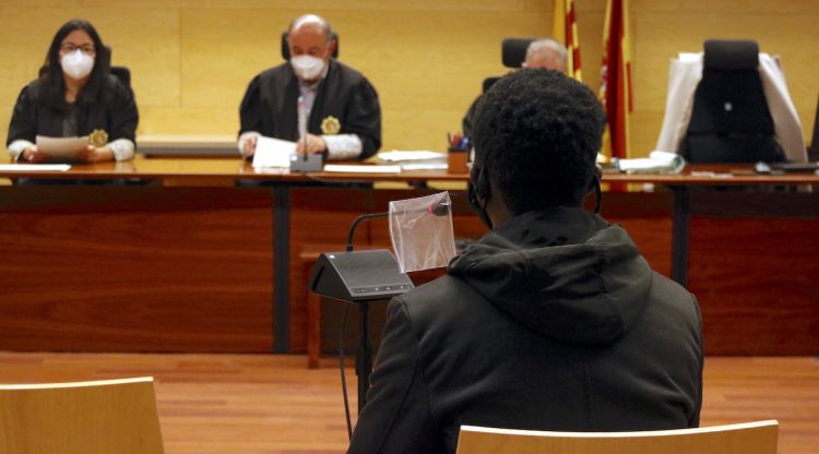 L'acusat, d'esquenes, durant el judici que s'ha celebrat avui a la Secció Tercera de l'Audiència de Girona. ACN