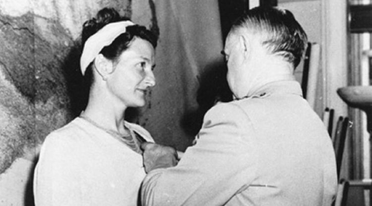 Virginia Hall rebent la Creu al Servei Distingit el 1945 a Washington. Wikipedia