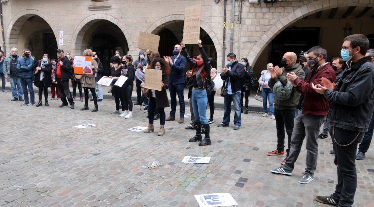 Un moment de la protesta a la plaça del Vi de Girona. ACN