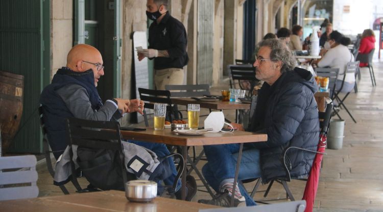 Uns clients prenent un refresc en una terrassa de la plaça del Vi de Girona (arxiu). ACN