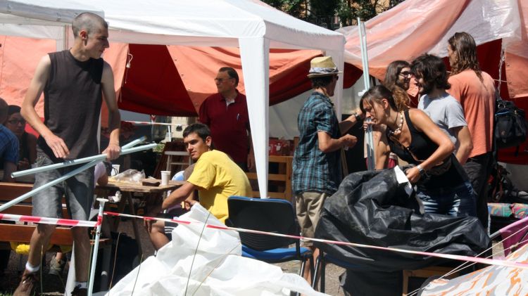 Els 'indigants' de Girona han començat a desmantellar el campament de Plaça Catalunya a les 11 del matí © ACN
