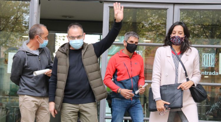 Els tres bombers que han declarat aquest divendres 20 de novembre de 2020 als Jutjats de Girona amb la seva advocada. ACN
