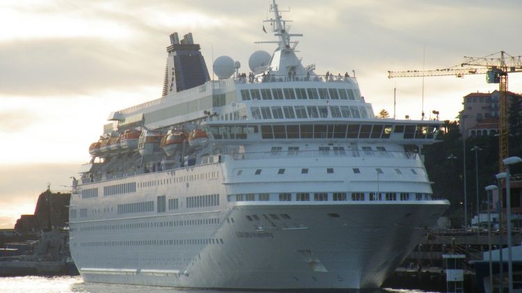 Creuer Louis Majesty atracat al port © Charles H. Reid