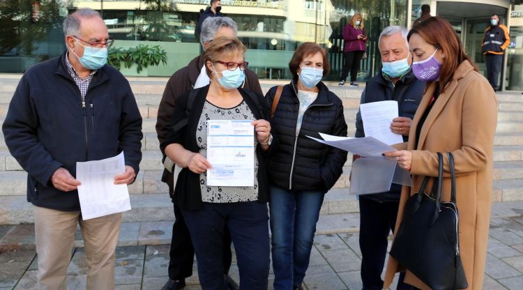 Veïns de Vila-roja i la portaveu del PSC a Girona, Sílvia Paneque, abans de registrar l'escrit a la Generalitat. ACN