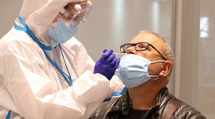 Un ciutadà se sotmet a una prova PCR al Centre Cívic Cal Balsach de Sabadell. ACN