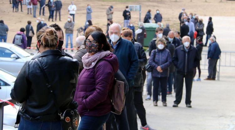 Desenes de persones esperant per fer-se els tests ràpids d'antigens a Banyoles. ACN