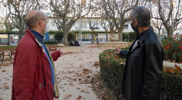 El tresorer de l'associació Albert Vicens (esquerra), i el president de l'entitat, Uliano Leo Ventresca, a la plaça de l'Estació de Figueres. ACN