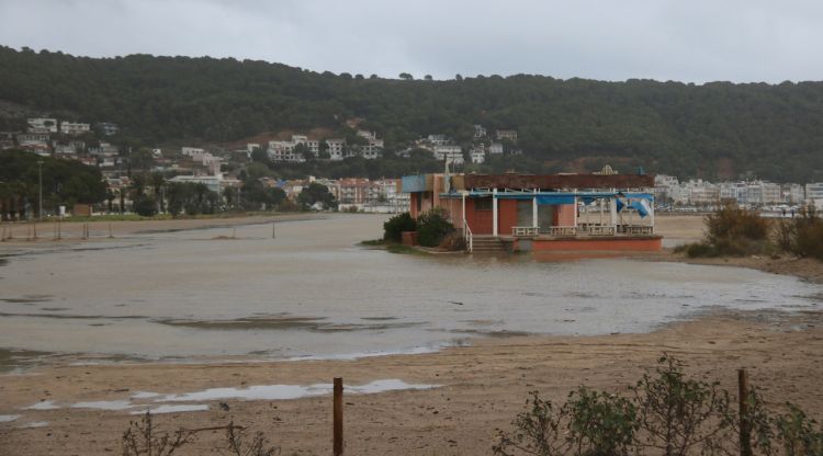 La zona de la platja de l'Estartit inundada aquest dissabte. ACN