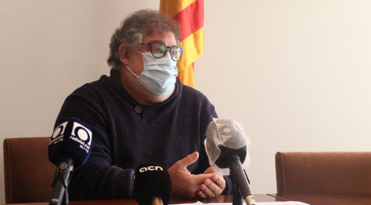 L'alcalde de la Vall d'en Bas, Lluís Amat, llegint una declaració institucional. ACN