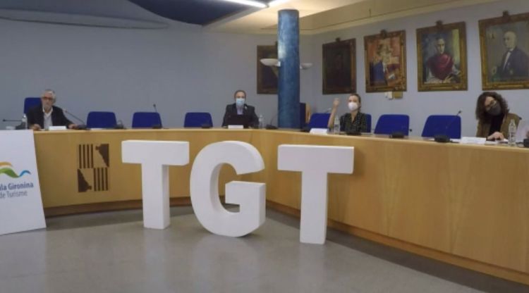 Alguns dels participants en el debat sobre urbanisme i turisme organitzat per la Taula Gironina del Turisme a la sala de plens d'Olot. ACN