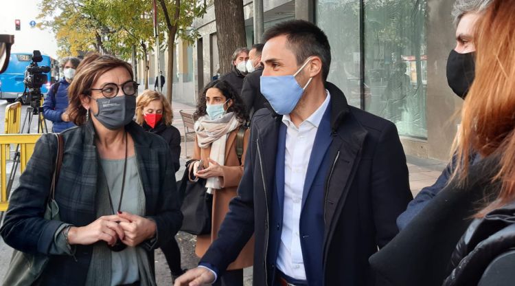 L'alcalde de Sant Julià de Ramis, Marc Puigtió, parlant amb la diputada gironina d'ERC, Montse Bassa. ACN