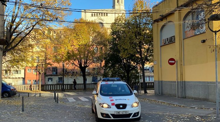 Un dels vehicles dels Mossos d'Esquadra que han traslladat els detinguts pel crim de la infermera arribant als Jutjats de Girona. ACN