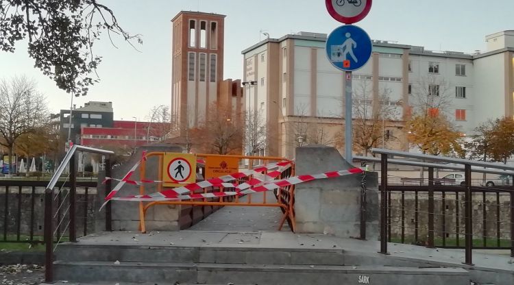 La passarel·la del Font del Rei tancada al pas. AAVV Carme-Vista Alegre