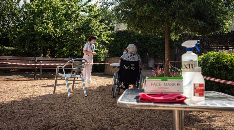 Una treballadora i una resident al pati del Centre Palamós Gent Gran durant la primera onada del coronavirus